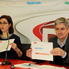 Los diputados Aurora Flórez y Graciliano Palomo, ayer en rueda de prensa. SECUNDINO PÉREZ