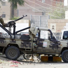 Un milicino huti en un punto de vigilancia en Saná, la capital del Yemen.