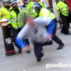 Imagen capturada de Tomlinson mientras es derribado por un policía