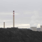 El stock de carbón se ha adueñado del paisaje de La Robla.