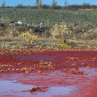 Imagen del río Daldykan con sus aguas contaminadas de color rojo a su paso por la región de la ciudad de Norilsk.
