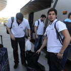 Los jugadores leoneses a su llegada ayer al aeropuerto de Bilbao rumbo a Alemania.