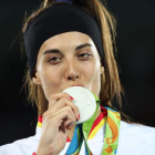 Eva Calvo besa la medalla de plata conquistada en los Juegos. TATYANA ZENKOVICH
