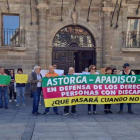 Imagen de los familiares de usuarios del centro Cosamai concentrados ayer en Astorga. DL