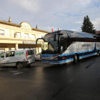Una de las lanzaderas de bus frente a la estación de Adif.