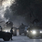 Imagen de los militares a las puertas de la universidad de Kabul. JAWAD HALILI