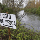 Un cartel señala un coto de pesca en la provincia. RAMIRO