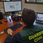 Uno de los efectivos de la Guardia Civil de León en el rastreo de datos. GUARDIA CIVIL