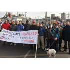 Trabajadores de Maessa, en el acceso a la central térmica de Compostilla II, ayer tarde en Cubillos del Sil.