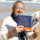 El cocinero Karlos Arguiñano posa en la playa de Zarautz tras presentar el libro