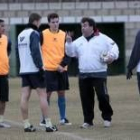 Abelleira hace indicaciones a sus jugadores durante el entrenamiento