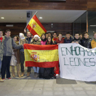 Aláiz, segundo por la izquierda junto a su entrenador, fue agasajado por amigos, compañeros y familia.