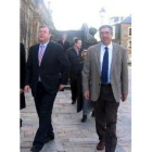 El consejero de Fomento y el alcalde de Villafranca, durante la visita