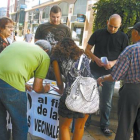 Cubelos en un momento de la recogida de firmas de ayer.