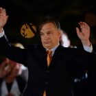 El primer ministro húngaro, Víctor Orban, saluda a sus seguidores, tras conocer su victoria en las elecciones