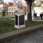 Un hombre contempla el busto de Doña Urraca. RAMIRO