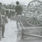 Agricultores cortando la carretera en la zona de Matalla de Valmadrigal en 1987.