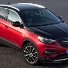 Preciosista en lo estético e innovador en lo tecnológico, el Grandland X Hybrid4 ‘arranca’ la electrificación en Opel.