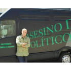 El escritor Fernando López del Oso, ante la furgoneta con la que está promocionando su nuevo título por toda España