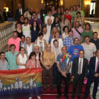 Diferentes colectivos, acompañados de representantes de partidos políticos, celebran en el Parlament la aprobación de la ley antihomofobia.