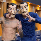 Mbappé y Neymar, con las caretas de La casa de papel, en la foto que han colgado en Twitter.