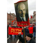 Un ciudadano con una pancarta de Lenin, durante una celebración en San Petersburgo.
