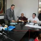 El nuevo alcalde, Antonio Lozano, recibe el bastón de mando tras prosperar la moción de censura