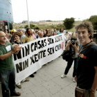 Roberto, a su llegada ayer al juzgado Contencioso Administrativo de La Coruña, donde le apoyaba Stop Desahucios.