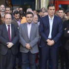 Pedro Sánchez guarda un minuto de silencio por los atentados de París frente a la sede de UGT en Barcelona, este lunes, junto a Miquel Iceta y Carme Chacón.