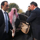 El fiscal jefe saudí, Saud El Moyeb (c), llega al aeropuerto Atatürk en Estambul. MUHAMMED ENES YILDIRIM