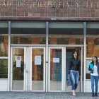 Alumnos a la puerta de la Facultad de Filosofía y Letras, uno de los centros afectados.