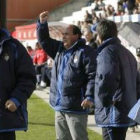 Teo pugna por un balón dividido con un jugador lucense