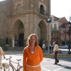 Ana Gema Quesada en la plaza mayor, a la puerta del Ayuntamiento de La Bañeza