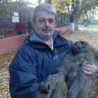 El edil responsable del Coto Escolar, Agustín Pérez Lamo, posa con uno de los monos.