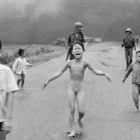 La icónica foto de la niña que corre aterrorizada de un ataque estadounidense con napalm en Vietnam, en junio de 1972.