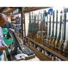 Rifles expuestos en una armería