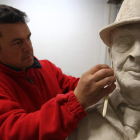 Amancio González esculpiendo el busto de Valentín García Yebra