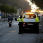 Agentes de la Policía Local de Madrid, denunciando a un automovilista con matrícula par.