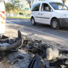 Los restos del vehículo quedaron en la avenida del Canal.