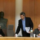 El alcalde, Miguel Martínez, se dispone a tomar asiento antes del Pleno