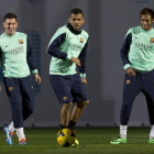 Leo Messi, Dani Alves y Neymar, durante el entrenamiento de ayer en la Ciudad Deportiva Joan Gamper.