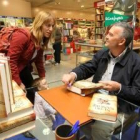 Agustín Sánchez Vidal, durante la firma que protagonizó en la librería de El Corte Inglés de León