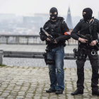 Policías enmascarados vigilan en Bruselas. CHRISTOPHE PETIT TESSON
