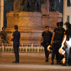 Policías ante un edificio estatal en Ankara. EFE
