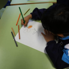 Un niño realiza un dibujo en las tareas de apoyo escolar y meriendas que los voluntarios de Cruz Roja llevan a cabo. SECUNDINO PÉREZ