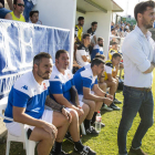 El entrenador de la Cultural Víctor Cea y el resto de su cuerpo técnico, justo detrás del madrileño, siguen las evoluciones de los futbolistas en el campo. F. OTERO PERANDONES