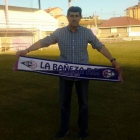 José Díez con la bufanda de su nuevo club.
