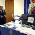 El delegado del Gobierno y el jefe de policía con el material incautado