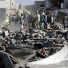 Equipos de rescate y civiles buscan a supervivientes entre los escombros de los bombardeos saudis.
