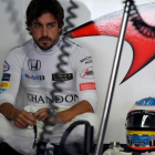 Fernando Alonso descansa en su box de Hockenheim (Alemania).